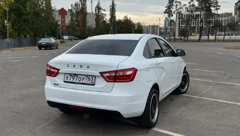 Продам ладу весту! С родным пробегом 118 т. Км, подтвержденным автотекой и историей обслуживания.
Автомобиль очень хорошо сохранился, автомобиль хозяйский и ухоженный. Установлена хорошая музыка, тонировка полусфера.
-Автомобиль весь в родной краске!
-Рыжиков и очагов коррозии нет вообще
-Днище и все скрытые полости качественно обработаны с момента покупки авто!
-Абсолютно новая зимняя резина pirelli formula ice.
-Японские легкосплавные диски
-Заменены масла и фильтра
Автотека зеленая.
Комплектация: кондиционер, электроусилитель руля, заводская музыка с блютуз, подогрев заднего стекла, подогрев сидений, бортовой компьютер, дневные ходовые огни, камера заднего вида, магнитола лада, круиз контроль, управление на руле мультимедией и круизом, парктроником, сигнализацией стралайн с обратной связью и автозапуском, помощь при трогании в гору, 2 подушки безопасности.

+79496007371
Г донецк. Цена 1 050 000 торг у капота - фотография - 4