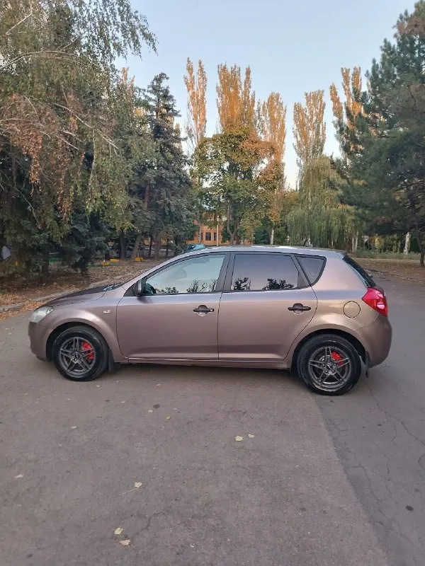 Продажа в днр
Продам kia ceed
Двигатель 1.4 мкпп
2007 Год
Цена 600 000₽

С 2012 года в одной семье.
Автомобиль в отличном состоянии как внешне так и технически.
Комплектация:
Центральный замок, заводская сигнализация, кондиционер, мультимедиа с aux и usb, мультируль, два автоматических стеклоподъемника, электрозеркала с подогревом. В общем есть все для комфортного передвижения. Два комплекта резины на дисках - в подарок.
Г. Донецк
Цена:600’000
Тел: +79493953564 - фотография - 6