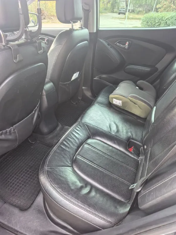 🎁 Продам hyundai ix35
(💯Родной пробег 205 тыс. )
2,0 Автомат 2010г. Бензин, полный привод.
🔘Я 2 собственник (любые проверки на сто за ваш счёт)
✅Автомат в идеальном состояние ( переключается без пинков и задиров)
✅Двигатель и ходовка без нареканий на твердую 5. На 180 тыс. Км был сделан капитальный ремонт двигателя.
За автомобилем очень следили, масло менялось каждые 7-8 тыс. Км. Относились бережно - девушка ездила на работу и в садик.
Автомобиль обслуживался на фирменном сто. Есть наряды на каждое то.
Предмаксимальная комплектация
Магнитола 360°
🔘Причина продажи покупка нового автомобиля.
🔘Отдам комплект зимней резины bridgestone.
🌆 Донецк, ленинский р-н
1 Млн. 400 тыс. ₽ (торг хорошим людям)
☎ +79493087133
📲 Tg: @veruvdiamond
📞 Звоните: +7(949)3087133 - фотография - 6