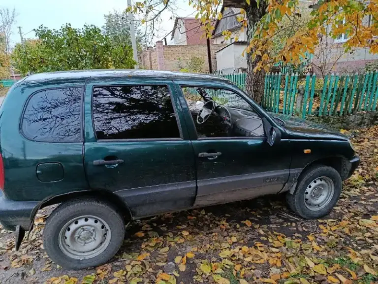 Продам нива шевроле 2004 г с документами в порядке 1хоз, на хорошем ходу, гур раздатка в исправном состоянии, интересно пишите скину телефон +79496317808.. Срочно нужны финансы цена 260к - фотография - 2