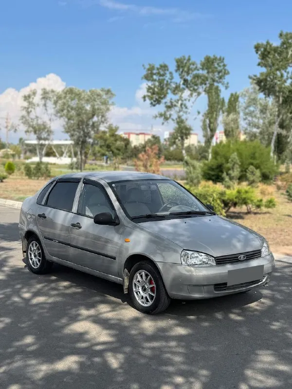 Продам lada kalina — один владелец с автосалона, пробег родной 49 808 км, 1.6 бензин, 2006 год, механика, ещё на укр. Номерах (полное переоформление). Кузов без коррозии, родная краска (три элемента косметически подкрашены), двигатель 1.6 8v – простой и бодрый. Оснащение: четыре стеклоподъёмника, usb-магнитола, центральный замок, два ключа. Мариуполь, могу доставить в другой город. 400 тыс. Рублей. Для вопросов: +79499567088 - фотография - 1