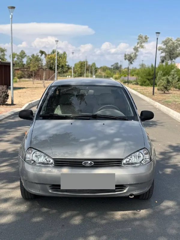 Продам lada kalina — один владелец с автосалона, пробег родной 49 808 км, 1.6 бензин, 2006 год, механика, ещё на укр. Номерах (полное переоформление). Кузов без коррозии, родная краска (три элемента косметически подкрашены), двигатель 1.6 8v – простой и бодрый. Оснащение: четыре стеклоподъёмника, usb-магнитола, центральный замок, два ключа. Мариуполь, могу доставить в другой город. 400 тыс. Рублей. Для вопросов: +79499567088 - фотография - 2
