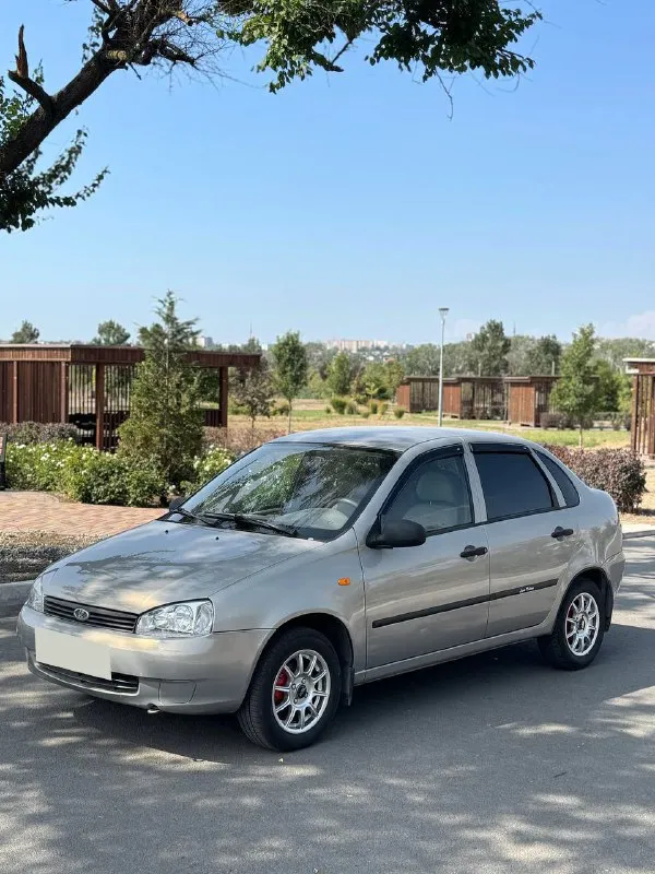 Продам lada kalina — один владелец с автосалона, пробег родной 49 808 км, 1.6 бензин, 2006 год, механика, ещё на укр. Номерах (полное переоформление). Кузов без коррозии, родная краска (три элемента косметически подкрашены), двигатель 1.6 8v – простой и бодрый. Оснащение: четыре стеклоподъёмника, usb-магнитола, центральный замок, два ключа. Мариуполь, могу доставить в другой город. 400 тыс. Рублей. Для вопросов: +79499567088 - фотография - 3