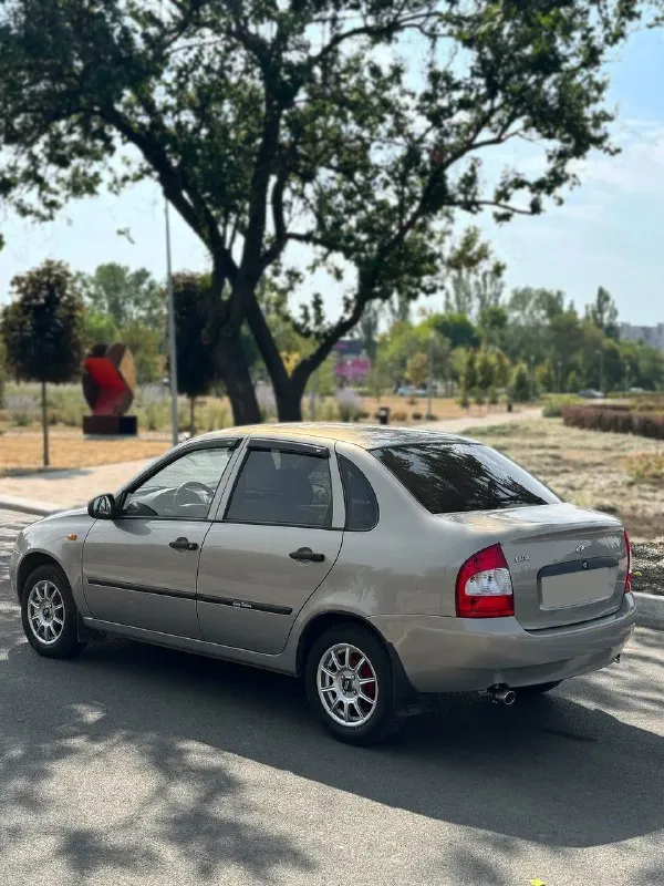 Продам lada kalina — один владелец с автосалона, пробег родной 49 808 км, 1.6 бензин, 2006 год, механика, ещё на укр. Номерах (полное переоформление). Кузов без коррозии, родная краска (три элемента косметически подкрашены), двигатель 1.6 8v – простой и бодрый. Оснащение: четыре стеклоподъёмника, usb-магнитола, центральный замок, два ключа. Мариуполь, могу доставить в другой город. 400 тыс. Рублей. Для вопросов: +79499567088 - фотография - 4