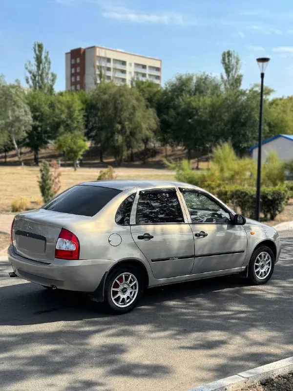 Продам lada kalina — один владелец с автосалона, пробег родной 49 808 км, 1.6 бензин, 2006 год, механика, ещё на укр. Номерах (полное переоформление). Кузов без коррозии, родная краска (три элемента косметически подкрашены), двигатель 1.6 8v – простой и бодрый. Оснащение: четыре стеклоподъёмника, usb-магнитола, центральный замок, два ключа. Мариуполь, могу доставить в другой город. 400 тыс. Рублей. Для вопросов: +79499567088 - фотография - 6