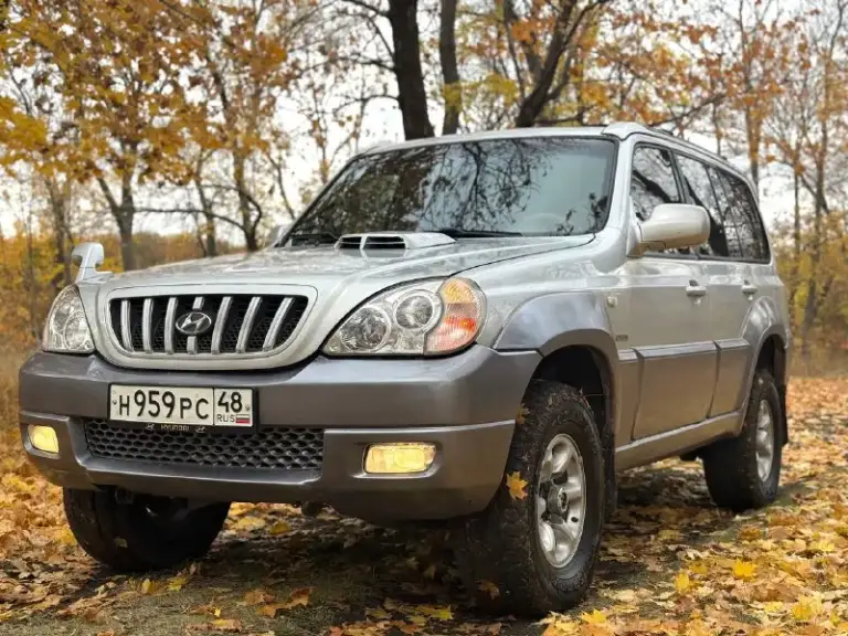 Hyundai terracan, 2.5 л, турбодизель. Рамный 7-и местный внедорожник с межосевой блокировкой, пониженной передачей, системой полного привода “est“ (самая удачная из серии) тнвд механический, не прихотлив к дизтопливу, никакой лишней электроники (прост и надёжен) лифтованный, клиренс и размеры внушительны. Двигатель обслужен, всё сухое, работает ровно. Автомат переключает без пинков и пробуксовок. Рама целая, номер читается. Стоит автозапуск с турботаймером, хорошая акустика с сенсорным дисплеем, есть кондиционер (работает) 4 эл. Сп, обогрев зеркал и зоны дворников, датчик света, датчик дождя, навигационная система и прочие. Стоимость : 730.000 руб. Обмены не интересны. Территориально смотреть в макеевке (р-н ‘3/5’) контакты : +7(949)4531233
📲 Tg: @blackynsaid
📞 Звоните: +7(949)4531233 - фотография - 1