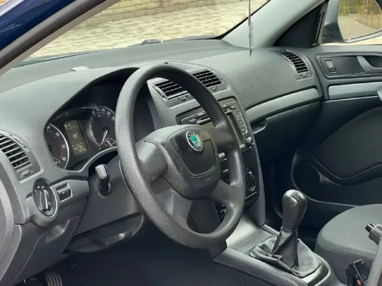 Продам skoda октавия а5 рестайлинг 2010 года в идеальном состоянии не крашена 177 тыс. Км родной пробег без гнили и дыр полностью обслужена мотор 1.6 mpi не дымит не троит работает отлично кпп без нареканий ходовая отлично два ключа новый аккумулятор авто-тека зелёная авто без дтп остальные вопросы по телефону+79494660885 +79498056656 реальному покупателю хороший торг цена 875 тыс.
📞 Звоните: +7(949)4660885 - фотография - 7