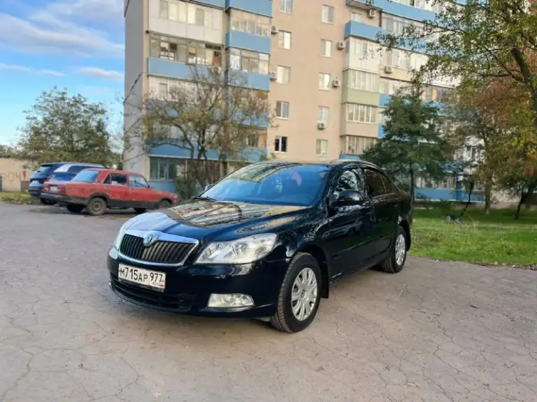 Шкода октавия а5 2013 года 1.6 механика пробег 181000тыс родной. Автомобиль в идеальном состоянии полностью обслужен и не требует никаких вложений хорошая комплектация климат контроль датчик света дождя полный электропакет новые шины два комплекта ключей осмотр город мариуполь цена 990000тыс рублей по всем вопросам звоните +79497195733 - фотография - 1