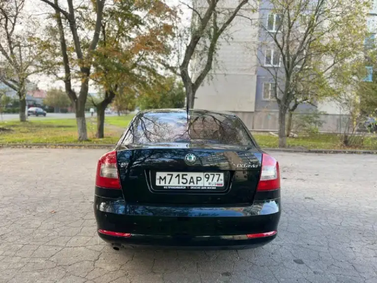 Шкода октавия а5 2013 года 1.6 механика пробег 181000тыс родной. Автомобиль в идеальном состоянии полностью обслужен и не требует никаких вложений хорошая комплектация климат контроль датчик света дождя полный электропакет новые шины два комплекта ключей осмотр город мариуполь цена 990000тыс рублей по всем вопросам звоните +79497195733 - фотография - 2