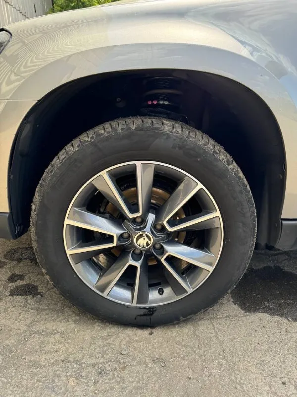 Продам skoda yeti 1.6 at, 2017 год
Автомобиль в отличном техническом состоянии, я второй владелец. Пробег 106 000 км. Авто произведен в декабре 2017 года, эксплуатация с марта 2018 года. Без дтп, в заводском окрасе. Самое надежное и удобное сочетание мотора и кпп( атмосферный 1.6 и классический гидротрансформатор).
Коврики зима/лето. До 90 000 все то проводились в автосалоне, где машина приобреталась, есть соответствующее документальное подтверждение. Есть скол на лобовом( прилетел камень), подогрев лобового стекла и датчик дождя работают без нареканий. На бампере чуть отошла краска под номером( от моек), как понимаю это болезнь модели.
Зимняя резина на шипах, одного сезона. Резина 225/55/r17(летняя и зимняя).
Любые проверки за ваш счет, разумный аргументированный торг при осмотре.
Место осмотра: г. Антрацит.
Цена: 1.520.000 рублей.
Телефон для связи: +7-959-291-25-00
📞 Звоните: +7(959)2912500 - фотография - 7