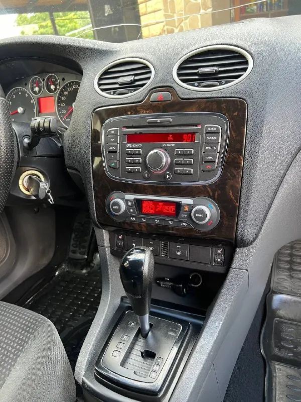 Продам ford focus 2 ghia переходной рестайлинг
Двигатель 2.0 бензин 145лс
Кпп: автомат
Год выпуска: 2007
Цвет: темно-серый
Автомобиль в очень хорошем состоянии, двигатель масло не ест, не дымит, коробка работает отлично. По ходовой вопросов нет едет мягко, без стуков и прочего, кузов в хорошем состоянии днище и пороги целые, по кузову без вздутий и рыжиков!
Богатая комплектация ghia с двух зоннным климатом, обогревом лобового, сидений, зеркал, esp(курсовая устойчивость) abs, бортовик, эл. Зеркала, птф, 4 стеклоподьемника, сигнализация, дисковые тормоза вкруг! Кондиционер холодит❄️
Задние парктроники, имееться трещина на лобовом снизу, все стекла родные
По документам порядок без штрафов и запретов!
Комплект хорошей зимней резины в комплекте!
Торг есть
Цена: 585000
📍Мариуполь
📞+79496463727 - фотография - 10