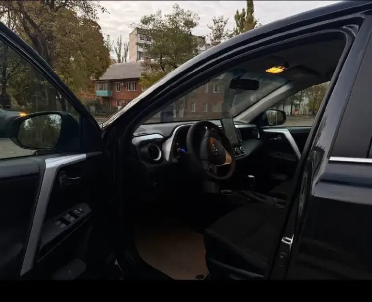 Toyota rav4 официал
2013 Год
Двигатель 2.0 бензин
Коробка автомат
Пробег 185 тыс. Км
Автомобиль в отличном состоянии,
Без дтп,
Автотека зелёная
Весь обслужен, работает каждая кнопочка,
Вложение абсолютно не какого не требует!
Чистый ухоженный салон,
Готов на любые проверки с вашей стороны!
Есть всё для комфортного вождения!
Двух зонный климат
Датчик света и дождя
Подогрев сидений
Круиз контроль,
Бортовой компьютер,
Камера заднего вида,
И т д.
С документами всё в порядке,
Продажа с полным переоформлением мрэо
💯
Г. Донецк
Цена 1.670.₽
Звоните остальное по номеру телефона
+79496164847
📞 Звоните: +7(949)6164847 - фотография - 6