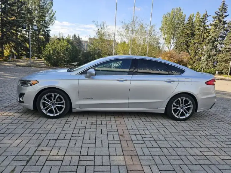 Ford fusion hybrid 2019 titanium (usa)
Американский mondeo в топовой комплектации!

Пробег 99 800 км

🔋 Гибрид — расход 5–6 л/100 км, на баке до 900 км пробега.
🔧 Полностью обслужен, без сюрпризов.
💪Надёжный — такие фьюжены в сша проходят 500 000+ км без проблем.
❗Первый владелец в рф, подбирал и пригонял под себя.

💎 Titanium: адаптивный круиз, удержание в полосе, автоторможение, контроль слепых зон, full led фары, камера, парктроники, кожа, вентиляция и подогрев сидений, подогрев руля, аудио sony, бесключевой доступ, дистанционный запуск, кодовый вход, настраиваемая подсветка, еврозеркала (!) с широким обзором и складыванием.

📌 Пробег оригинальный, любая проверка.
💬 Без посредников.
📍 Осмотр и тест-драйв в донецке
💸 1 890 000 ₽
+79494710689 - фотография - 4