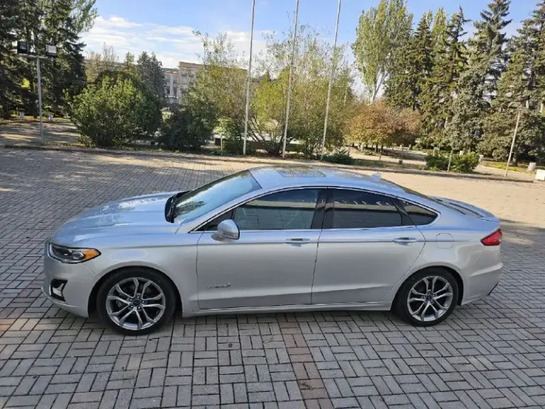 Ford fusion hybrid 2019 titanium (usa)
Американский mondeo в топовой комплектации!

Пробег 99 800 км

🔋 Гибрид — расход 5–6 л/100 км, на баке до 900 км пробега.
🔧 Полностью обслужен, без сюрпризов.
💪Надёжный — такие фьюжены в сша проходят 500 000+ км без проблем.
❗Первый владелец в рф, подбирал и пригонял под себя.

💎 Titanium: адаптивный круиз, удержание в полосе, автоторможение, контроль слепых зон, full led фары, камера, парктроники, кожа, вентиляция и подогрев сидений, подогрев руля, аудио sony, бесключевой доступ, дистанционный запуск, кодовый вход, настраиваемая подсветка, еврозеркала (!) с широким обзором и складыванием.

📌 Пробег оригинальный, любая проверка.
💬 Без посредников.
📍 Осмотр и тест-драйв в донецке
💸 1 890 000 ₽
+79494710689 - фотография - 5
