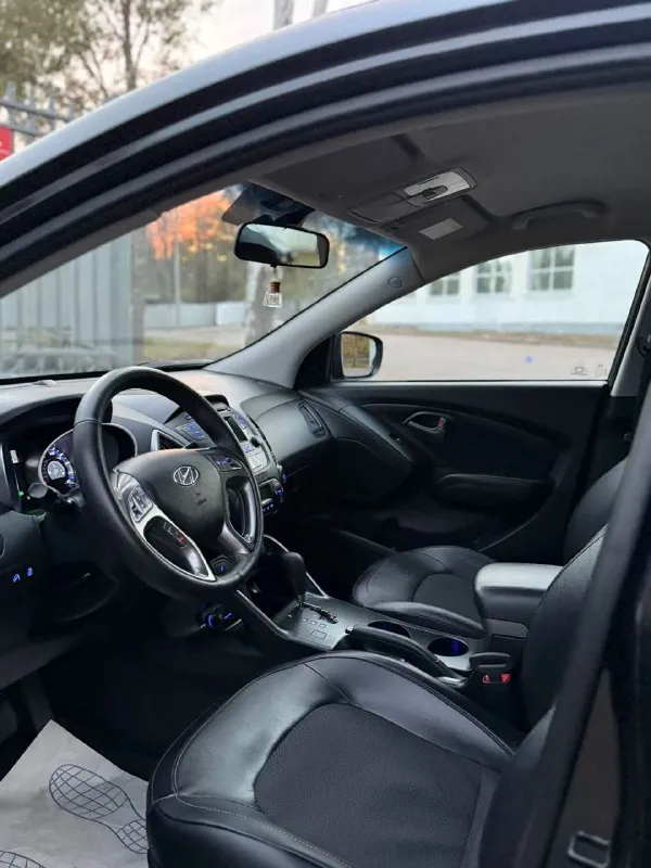 Hyundai ix35 г( 2015 рестайлинг ) цена 1380000 автомат пробег 140 (1 хозяин птс оригинал) без дтп противоугонная система сигнализация
Центральный замок
Помощь при вождении:
Круиз-контроль
Парктроник задний
Камера заднего вида
Система автоматической парковки
Система помощи при старте в гору
Датчик света
Датчик дождя электростеклоподъемники передние и задние электропривод зеркал
Охлаждаемый перчаточный ящик
Подогрев сидений водителя и пассажира обогрев зеркал обогрев заднего стекла обогрев зоны стеклоочистителей мультимедиа и навигация: навигационная система
Bluetooth aux 6 колонок авто в идеале все вопросы по телефону: +7(949)4737372
📲 Tg: андрей
📞 Звоните: +7(949)4737372 - фотография - 10