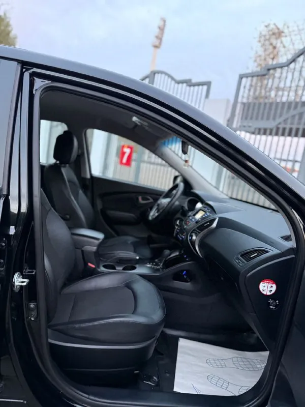 Hyundai ix35 г( 2015 рестайлинг ) цена 1380000 автомат пробег 140 (1 хозяин птс оригинал) без дтп противоугонная система сигнализация
Центральный замок
Помощь при вождении:
Круиз-контроль
Парктроник задний
Камера заднего вида
Система автоматической парковки
Система помощи при старте в гору
Датчик света
Датчик дождя электростеклоподъемники передние и задние электропривод зеркал
Охлаждаемый перчаточный ящик
Подогрев сидений водителя и пассажира обогрев зеркал обогрев заднего стекла обогрев зоны стеклоочистителей мультимедиа и навигация: навигационная система
Bluetooth aux 6 колонок авто в идеале все вопросы по телефону: +7(949)4737372
📲 Tg: андрей
📞 Звоните: +7(949)4737372 - фотография - 7