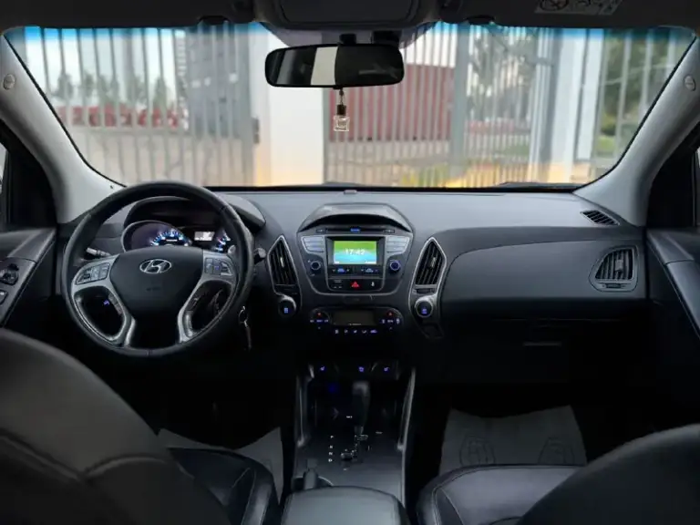 Hyundai ix35 г( 2015 рестайлинг ) цена 1380000 автомат пробег 140 (1 хозяин птс оригинал) без дтп противоугонная система сигнализация
Центральный замок
Помощь при вождении:
Круиз-контроль
Парктроник задний
Камера заднего вида
Система автоматической парковки
Система помощи при старте в гору
Датчик света
Датчик дождя электростеклоподъемники передние и задние электропривод зеркал
Охлаждаемый перчаточный ящик
Подогрев сидений водителя и пассажира обогрев зеркал обогрев заднего стекла обогрев зоны стеклоочистителей мультимедиа и навигация: навигационная система
Bluetooth aux 6 колонок авто в идеале все вопросы по телефону: +7(949)4737372
📲 Tg: андрей
📞 Звоните: +7(949)4737372 - фотография - 9