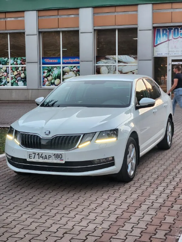 Продам официальный skoda octavia a7 fl, 2020 г. В. , 1.4 tsi(150 л. С. /250 нм), 7 ркпп. 130ткм пробег, обслужена (на 120 замена грм(contitech), на 125 замена сцепления и маховика+ масло в кпп), ухоженная, в идельном состоянии, родной краске. Новый акум inci aku. Ничего не крутилось, не разбиралось, не снималось. Масло каждые 7.5 тыс, свечи каждые 30 тыс. Гаражное хранение. 2 комплекта новой резины nokian, 2 комплекта оригинальных ковров. Электронный птс
Автотека зеленая. Экономичный (трасса 5л, город 7,4л), резвый(разгон 8сек).
-Led головной свет с автокоррекцией, омыватели фар, атмосферная подсветка салона.
-Led приборка(4 стиля с возможностью настройки), мультируль.
- Головное устройство с carplay/android авто(навигация и музыка на экране).
-Датчик света, дождя, мертвых зон.
-Обогревы: руль, сиденья, лобовое.
- Камера с омывателем и динамической траэкторией
-Парктроники: перед, зад+ экстренное торможение.
- Розетка 220.
- Круиз контроль.
- Автозатемнение, автоскладывание
📞 Звоните: +7(949)3704018 - фотография - 2