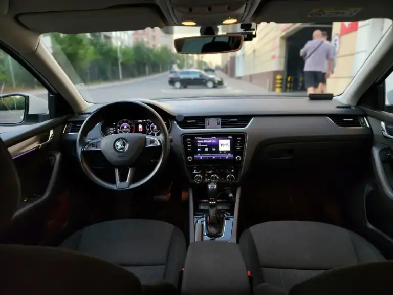 Продам официальный skoda octavia a7 fl, 2020 г. В. , 1.4 tsi(150 л. С. /250 нм), 7 ркпп. 130ткм пробег, обслужена (на 120 замена грм(contitech), на 125 замена сцепления и маховика+ масло в кпп), ухоженная, в идельном состоянии, родной краске. Новый акум inci aku. Ничего не крутилось, не разбиралось, не снималось. Масло каждые 7.5 тыс, свечи каждые 30 тыс. Гаражное хранение. 2 комплекта новой резины nokian, 2 комплекта оригинальных ковров. Электронный птс
Автотека зеленая. Экономичный (трасса 5л, город 7,4л), резвый(разгон 8сек).
-Led головной свет с автокоррекцией, омыватели фар, атмосферная подсветка салона.
-Led приборка(4 стиля с возможностью настройки), мультируль.
- Головное устройство с carplay/android авто(навигация и музыка на экране).
-Датчик света, дождя, мертвых зон.
-Обогревы: руль, сиденья, лобовое.
- Камера с омывателем и динамической траэкторией
-Парктроники: перед, зад+ экстренное торможение.
- Розетка 220.
- Круиз контроль.
- Автозатемнение, автоскладывание
📞 Звоните: +7(949)3704018 - фотография - 6