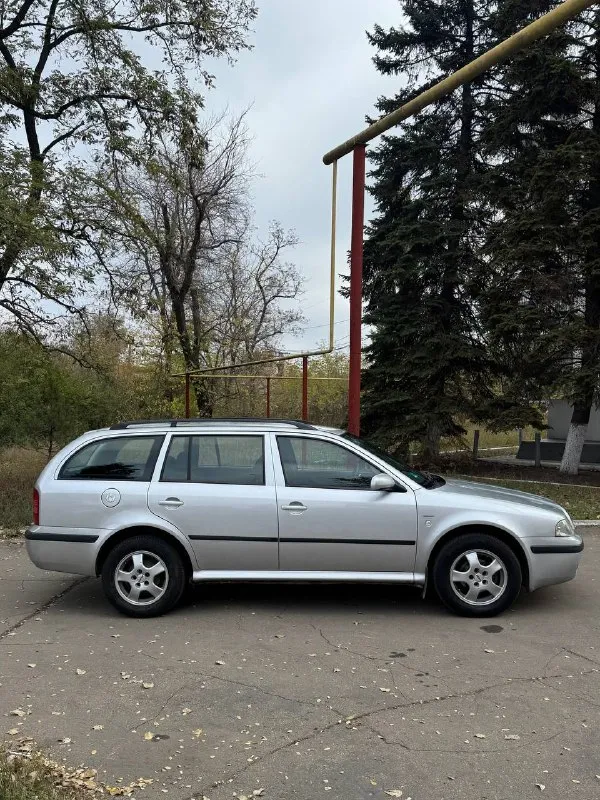 Skoda octavia tour. 2003 год. В кузове универсал.
Skoda октавия тур. 1.6 mpi, механика.
Чешская сборка, пригнана из германии, последние 8 лет в одних руках. Заводской окрас. Есть мелкие сколы, царапины. Машина не новая. Остекление оригинал.
Комплектация selection :
Электро зеркала с подогревом, 2 стеклоподъемника, климат есть - работает. Работает штатно, дыма и посторонних звуков нет. 2 родных ключа abs, esp, 4 подушки безопасности. Ручник держит
Машина в хорошем состоянии, сел-поехал. Все работает. Хорошая резина. В дтп не участвовала(все герметики, сварные точки и т. Д. Заводские)
Автотека зеленая
Цена 580.000 торг у капота
Документы чистые и в порядке
+79493594733
Макеевка
📲 Tg: @killreall17
📞 Звоните: +7(949)3594733 - фотография - 3