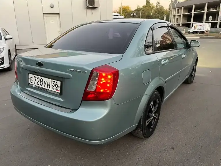 Продам chevrolet лачетти. Год 2006.пробег 197 тыс км подтвержденный автотекой. Объём 1.4.много чего сделано и заменено. Без дтп. Кузов в хорошем состоянии. Сухой не потеет, масло не расходует (капиталился). Ходовая на пять с плюсом, без стуков и скрипов. Хорошая музыка. Стёкла все родные. Без гнилья и рыжиков. Дно, ,пороги завод, обработанные антикором. Кондиционер обслужен и заправлен. Сигнализация, цз, автозапуск. Почти новая летняя резина на литых дисках. Линзованные фары. Авто без финансовых вложений. Состояние сел и поехал. Автотека по запросу. Цена 535 тыс рублей. Осмотр г. Краснодон. Тел +79597023605
📞 Звоните: +7(959)7023605 - фотография - 3