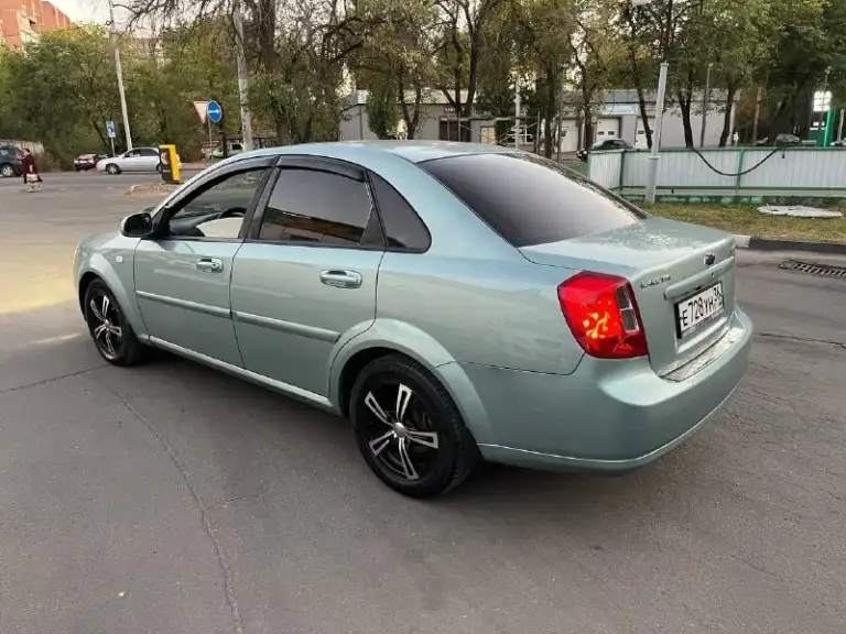 Продам chevrolet лачетти. Год 2006.пробег 197 тыс км подтвержденный автотекой. Объём 1.4.много чего сделано и заменено. Без дтп. Кузов в хорошем состоянии. Сухой не потеет, масло не расходует (капиталился). Ходовая на пять с плюсом, без стуков и скрипов. Хорошая музыка. Стёкла все родные. Без гнилья и рыжиков. Дно, ,пороги завод, обработанные антикором. Кондиционер обслужен и заправлен. Сигнализация, цз, автозапуск. Почти новая летняя резина на литых дисках. Линзованные фары. Авто без финансовых вложений. Состояние сел и поехал. Автотека по запросу. Цена 535 тыс рублей. Осмотр г. Краснодон. Тел +79597023605
📞 Звоните: +7(959)7023605 - фотография - 4