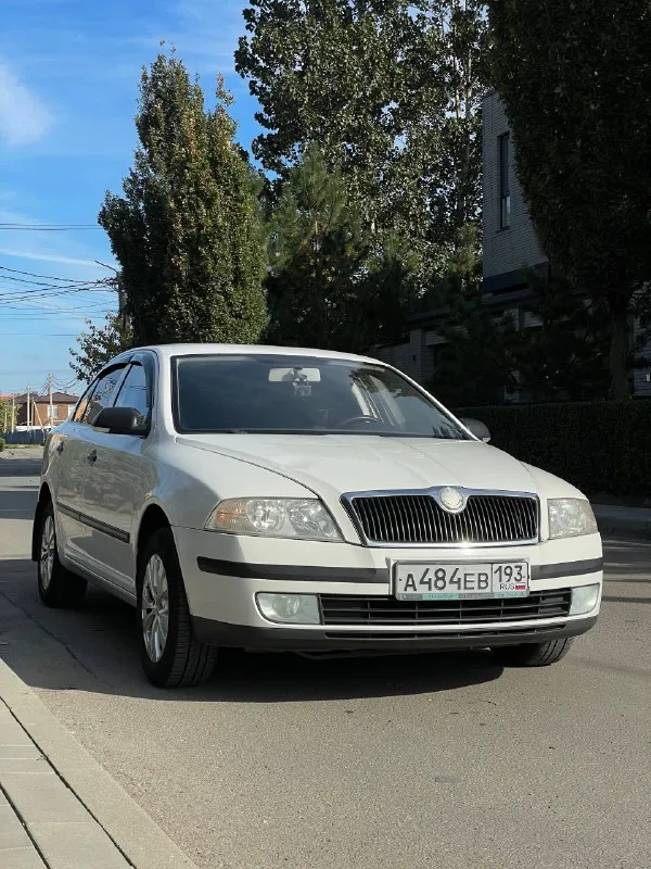☘️ Skoda octavia 1.6 fsi 2007 механика
Цена: 660 тысяч рублей (торг)
Номер: +79494771813 / +79897136521 (телеграм/вотсап)
Город: макеевка
Продается skoda октавия а5 1.6 fsi на механической коробке передач. Хозяйская, была все время в одной семье, фактически один владелец. Ездила исключительно по краснодару, поэтому днище с порогоми сохранились максимально хорошо. Состояние близко к идеалу, имеются жизненные скольчики и небольшая вмятина на капоте, но это мелочи на фоне общего состояния авто. Родной окрас, машина без дтп. По технической части вопросов нет, все работает и едет как надо. Двигатель не шумит, не троит, тянет машину хорошо. Все передачи работают. Печка жарит, кондиционер холодит. По электрике вопросов так же нет, все работает, музыка играет хорошо. Была замена обшивки потолка, старая провисла, частая проблема старых вагов. Поставил кожаный руль заместо пластикового, сделал хим чистку сидений, салон выглядит отлично, очень чистый и аккуратный. Резина летняя пер
📞 Звоните: +7(949)4771813 - фотография - 1