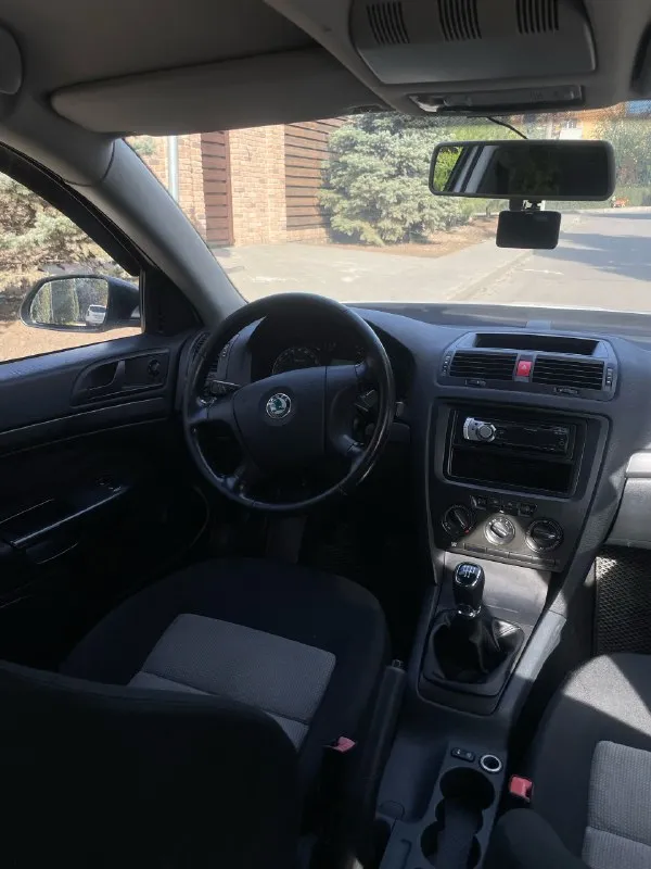 ☘️ Skoda octavia 1.6 fsi 2007 механика
Цена: 660 тысяч рублей (торг)
Номер: +79494771813 / +79897136521 (телеграм/вотсап)
Город: макеевка
Продается skoda октавия а5 1.6 fsi на механической коробке передач. Хозяйская, была все время в одной семье, фактически один владелец. Ездила исключительно по краснодару, поэтому днище с порогоми сохранились максимально хорошо. Состояние близко к идеалу, имеются жизненные скольчики и небольшая вмятина на капоте, но это мелочи на фоне общего состояния авто. Родной окрас, машина без дтп. По технической части вопросов нет, все работает и едет как надо. Двигатель не шумит, не троит, тянет машину хорошо. Все передачи работают. Печка жарит, кондиционер холодит. По электрике вопросов так же нет, все работает, музыка играет хорошо. Была замена обшивки потолка, старая провисла, частая проблема старых вагов. Поставил кожаный руль заместо пластикового, сделал хим чистку сидений, салон выглядит отлично, очень чистый и аккуратный. Резина летняя пер
📞 Звоните: +7(949)4771813 - фотография - 10