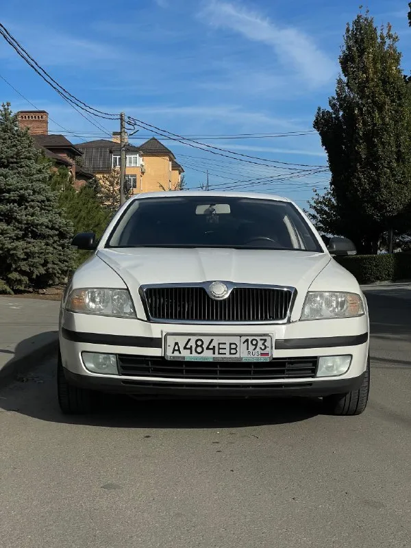 ☘️ Skoda octavia 1.6 fsi 2007 механика
Цена: 660 тысяч рублей (торг)
Номер: +79494771813 / +79897136521 (телеграм/вотсап)
Город: макеевка
Продается skoda октавия а5 1.6 fsi на механической коробке передач. Хозяйская, была все время в одной семье, фактически один владелец. Ездила исключительно по краснодару, поэтому днище с порогоми сохранились максимально хорошо. Состояние близко к идеалу, имеются жизненные скольчики и небольшая вмятина на капоте, но это мелочи на фоне общего состояния авто. Родной окрас, машина без дтп. По технической части вопросов нет, все работает и едет как надо. Двигатель не шумит, не троит, тянет машину хорошо. Все передачи работают. Печка жарит, кондиционер холодит. По электрике вопросов так же нет, все работает, музыка играет хорошо. Была замена обшивки потолка, старая провисла, частая проблема старых вагов. Поставил кожаный руль заместо пластикового, сделал хим чистку сидений, салон выглядит отлично, очень чистый и аккуратный. Резина летняя пер
📞 Звоните: +7(949)4771813 - фотография - 2