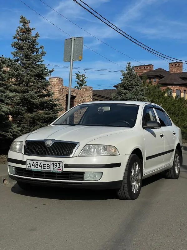 ☘️ Skoda octavia 1.6 fsi 2007 механика
Цена: 660 тысяч рублей (торг)
Номер: +79494771813 / +79897136521 (телеграм/вотсап)
Город: макеевка
Продается skoda октавия а5 1.6 fsi на механической коробке передач. Хозяйская, была все время в одной семье, фактически один владелец. Ездила исключительно по краснодару, поэтому днище с порогоми сохранились максимально хорошо. Состояние близко к идеалу, имеются жизненные скольчики и небольшая вмятина на капоте, но это мелочи на фоне общего состояния авто. Родной окрас, машина без дтп. По технической части вопросов нет, все работает и едет как надо. Двигатель не шумит, не троит, тянет машину хорошо. Все передачи работают. Печка жарит, кондиционер холодит. По электрике вопросов так же нет, все работает, музыка играет хорошо. Была замена обшивки потолка, старая провисла, частая проблема старых вагов. Поставил кожаный руль заместо пластикового, сделал хим чистку сидений, салон выглядит отлично, очень чистый и аккуратный. Резина летняя пер
📞 Звоните: +7(949)4771813 - фотография - 3