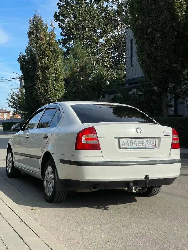 ☘️ Skoda octavia 1.6 fsi 2007 механика
Цена: 660 тысяч рублей (торг)
Номер: +79494771813 / +79897136521 (телеграм/вотсап)
Город: макеевка
Продается skoda октавия а5 1.6 fsi на механической коробке передач. Хозяйская, была все время в одной семье, фактически один владелец. Ездила исключительно по краснодару, поэтому днище с порогоми сохранились максимально хорошо. Состояние близко к идеалу, имеются жизненные скольчики и небольшая вмятина на капоте, но это мелочи на фоне общего состояния авто. Родной окрас, машина без дтп. По технической части вопросов нет, все работает и едет как надо. Двигатель не шумит, не троит, тянет машину хорошо. Все передачи работают. Печка жарит, кондиционер холодит. По электрике вопросов так же нет, все работает, музыка играет хорошо. Была замена обшивки потолка, старая провисла, частая проблема старых вагов. Поставил кожаный руль заместо пластикового, сделал хим чистку сидений, салон выглядит отлично, очень чистый и аккуратный. Резина летняя пер
📞 Звоните: +7(949)4771813 - фотография - 4