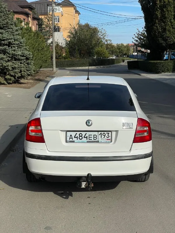 ☘️ Skoda octavia 1.6 fsi 2007 механика
Цена: 660 тысяч рублей (торг)
Номер: +79494771813 / +79897136521 (телеграм/вотсап)
Город: макеевка
Продается skoda октавия а5 1.6 fsi на механической коробке передач. Хозяйская, была все время в одной семье, фактически один владелец. Ездила исключительно по краснодару, поэтому днище с порогоми сохранились максимально хорошо. Состояние близко к идеалу, имеются жизненные скольчики и небольшая вмятина на капоте, но это мелочи на фоне общего состояния авто. Родной окрас, машина без дтп. По технической части вопросов нет, все работает и едет как надо. Двигатель не шумит, не троит, тянет машину хорошо. Все передачи работают. Печка жарит, кондиционер холодит. По электрике вопросов так же нет, все работает, музыка играет хорошо. Была замена обшивки потолка, старая провисла, частая проблема старых вагов. Поставил кожаный руль заместо пластикового, сделал хим чистку сидений, салон выглядит отлично, очень чистый и аккуратный. Резина летняя пер
📞 Звоните: +7(949)4771813 - фотография - 5