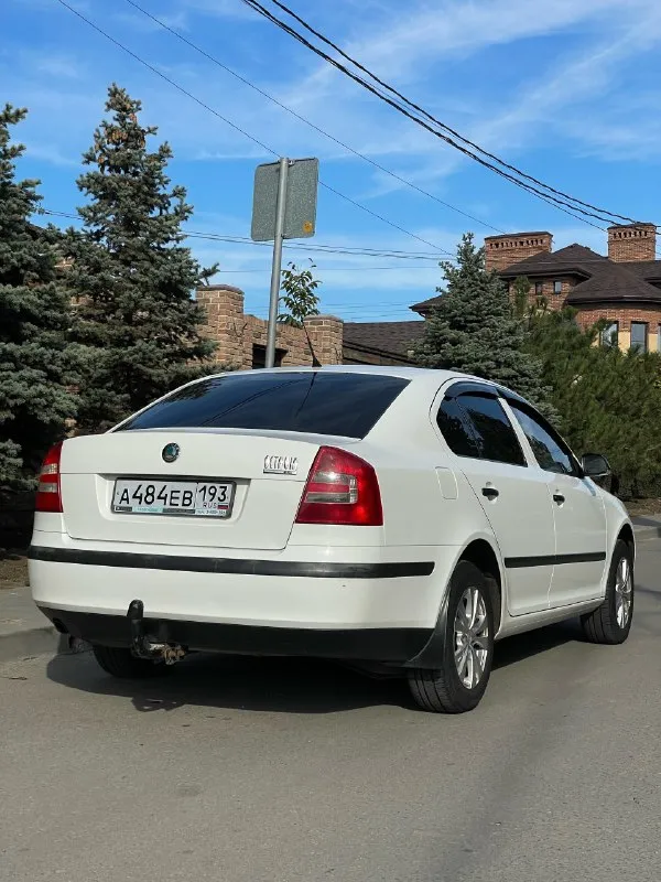 ☘️ Skoda octavia 1.6 fsi 2007 механика
Цена: 660 тысяч рублей (торг)
Номер: +79494771813 / +79897136521 (телеграм/вотсап)
Город: макеевка
Продается skoda октавия а5 1.6 fsi на механической коробке передач. Хозяйская, была все время в одной семье, фактически один владелец. Ездила исключительно по краснодару, поэтому днище с порогоми сохранились максимально хорошо. Состояние близко к идеалу, имеются жизненные скольчики и небольшая вмятина на капоте, но это мелочи на фоне общего состояния авто. Родной окрас, машина без дтп. По технической части вопросов нет, все работает и едет как надо. Двигатель не шумит, не троит, тянет машину хорошо. Все передачи работают. Печка жарит, кондиционер холодит. По электрике вопросов так же нет, все работает, музыка играет хорошо. Была замена обшивки потолка, старая провисла, частая проблема старых вагов. Поставил кожаный руль заместо пластикового, сделал хим чистку сидений, салон выглядит отлично, очень чистый и аккуратный. Резина летняя пер
📞 Звоните: +7(949)4771813 - фотография - 6