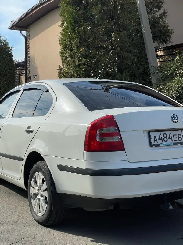 ☘️ Skoda octavia 1.6 fsi 2007 механика
Цена: 660 тысяч рублей (торг)
Номер: +79494771813 / +79897136521 (телеграм/вотсап)
Город: макеевка
Продается skoda октавия а5 1.6 fsi на механической коробке передач. Хозяйская, была все время в одной семье, фактически один владелец. Ездила исключительно по краснодару, поэтому днище с порогоми сохранились максимально хорошо. Состояние близко к идеалу, имеются жизненные скольчики и небольшая вмятина на капоте, но это мелочи на фоне общего состояния авто. Родной окрас, машина без дтп. По технической части вопросов нет, все работает и едет как надо. Двигатель не шумит, не троит, тянет машину хорошо. Все передачи работают. Печка жарит, кондиционер холодит. По электрике вопросов так же нет, все работает, музыка играет хорошо. Была замена обшивки потолка, старая провисла, частая проблема старых вагов. Поставил кожаный руль заместо пластикового, сделал хим чистку сидений, салон выглядит отлично, очень чистый и аккуратный. Резина летняя пер
📞 Звоните: +7(949)4771813 - фотография - 8