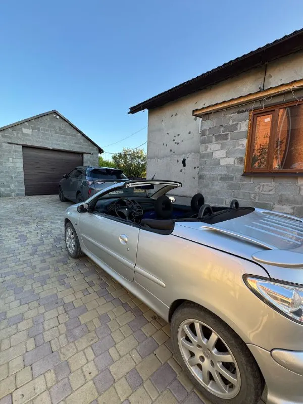 Город: мариуполь
Марка / модель: peugeot 206 cc кабриолет
Год выпуска: 2004
Пробег: 178 000
Двигатель (тип, объем, мощность): 1.6 110 лошадок, бензин
Тип кпп:механика
Владельцев в птс: 1
Срок владения: с 2019 г.
Описание: продаю свою малышку, отрывая от сердца!
С машинкой обращались хорошо, на полном ходу, масло менялось каждые 7 тыс, расходники так же вовремя, машинка пригонялась для себя в 2019 году с европы, крыша в идеальном состоянии, так же есть зимняя резина на штампах и летняя на дисках.
Приветствуется любые проверки.
Цена 650
Контактный телефон: +79493004073 - фотография - 5