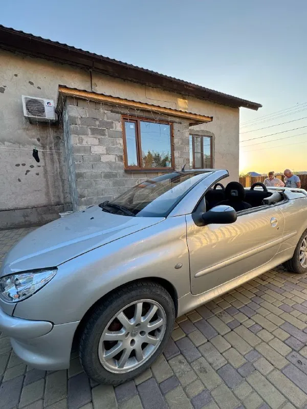 Город: мариуполь
Марка / модель: peugeot 206 cc кабриолет
Год выпуска: 2004
Пробег: 178 000
Двигатель (тип, объем, мощность): 1.6 110 лошадок, бензин
Тип кпп:механика
Владельцев в птс: 1
Срок владения: с 2019 г.
Описание: продаю свою малышку, отрывая от сердца!
С машинкой обращались хорошо, на полном ходу, масло менялось каждые 7 тыс, расходники так же вовремя, машинка пригонялась для себя в 2019 году с европы, крыша в идеальном состоянии, так же есть зимняя резина на штампах и летняя на дисках.
Приветствуется любые проверки.
Цена 650
Контактный телефон: +79493004073 - фотография - 6