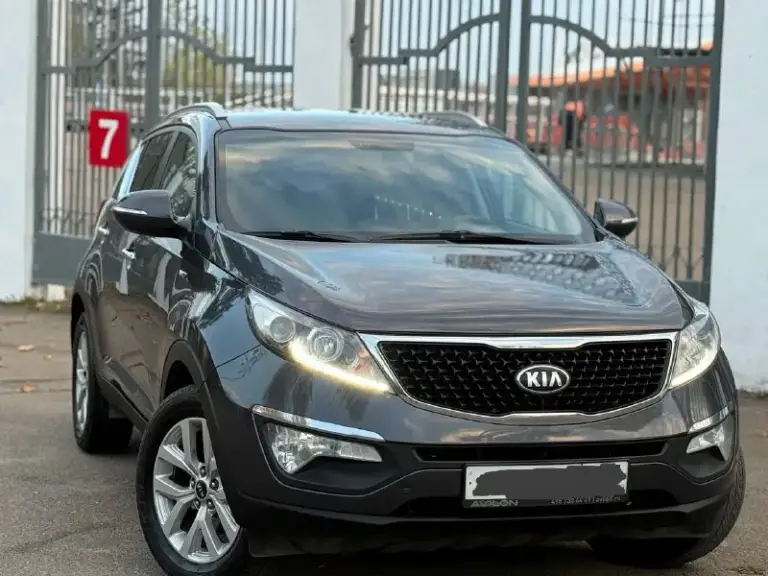 Продам kia sportage 2015 года (рестайлинг) полный привод 4x4 цена 150000 торг ( без дтп родной окрас обслужена от и до. Двигатель работает (идеально) объём - 2.0л. Мотор коробка автомат aisin листает отменно пробег 130 лобовое без трещин, сколов. Круиз-контроль подогрев руля подогрев переднего заднего ряда сидений датчик света дождя задний парктроник камера заднего вида хорошая мультимедиа помощь при спуске все вопросы по телефону +79081827373 феникс +79494737372 - фотография - 1