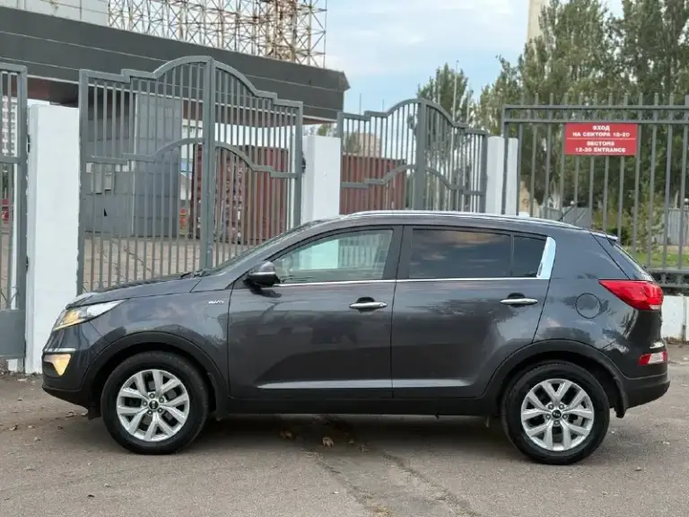 Продам kia sportage 2015 года (рестайлинг) полный привод 4x4 цена 150000 торг ( без дтп родной окрас обслужена от и до. Двигатель работает (идеально) объём - 2.0л. Мотор коробка автомат aisin листает отменно пробег 130 лобовое без трещин, сколов. Круиз-контроль подогрев руля подогрев переднего заднего ряда сидений датчик света дождя задний парктроник камера заднего вида хорошая мультимедиа помощь при спуске все вопросы по телефону +79081827373 феникс +79494737372 - фотография - 10