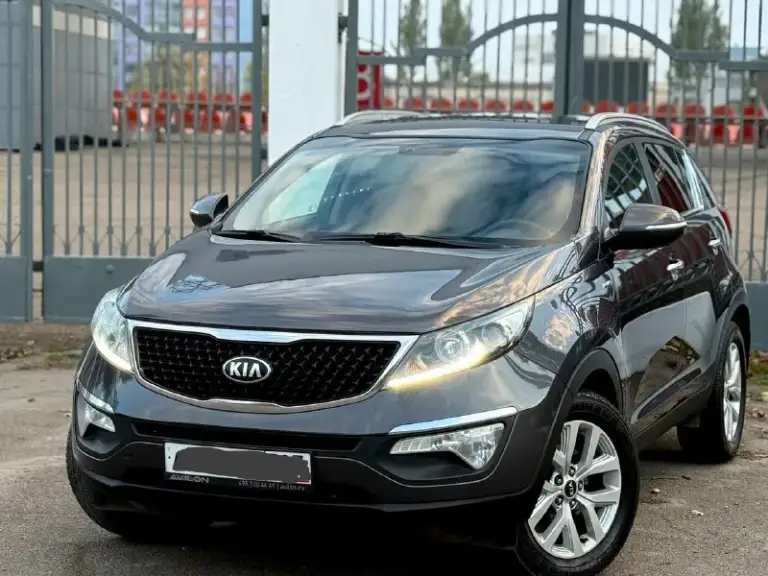 Продам kia sportage 2015 года (рестайлинг) полный привод 4x4 цена 150000 торг ( без дтп родной окрас обслужена от и до. Двигатель работает (идеально) объём - 2.0л. Мотор коробка автомат aisin листает отменно пробег 130 лобовое без трещин, сколов. Круиз-контроль подогрев руля подогрев переднего заднего ряда сидений датчик света дождя задний парктроник камера заднего вида хорошая мультимедиа помощь при спуске все вопросы по телефону +79081827373 феникс +79494737372 - фотография - 2