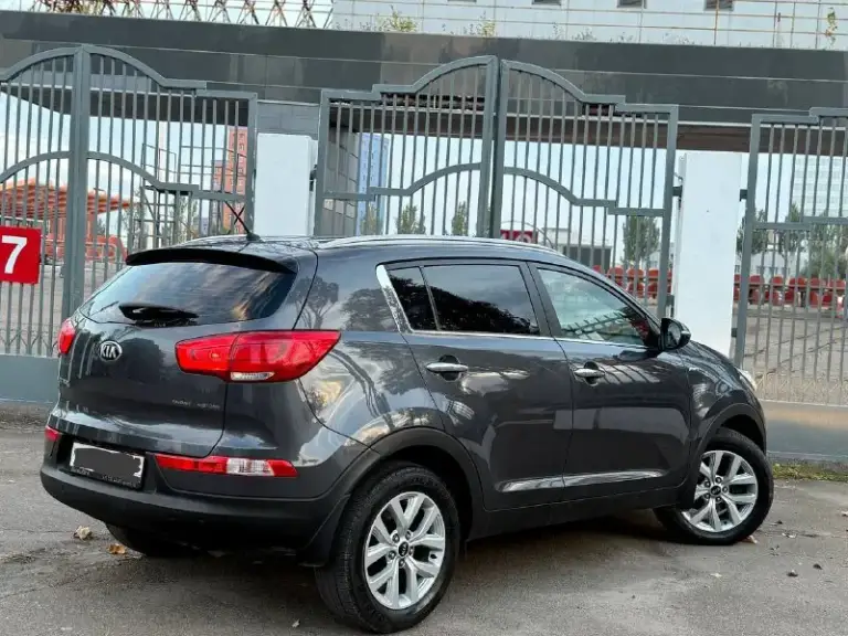 Продам kia sportage 2015 года (рестайлинг) полный привод 4x4 цена 150000 торг ( без дтп родной окрас обслужена от и до. Двигатель работает (идеально) объём - 2.0л. Мотор коробка автомат aisin листает отменно пробег 130 лобовое без трещин, сколов. Круиз-контроль подогрев руля подогрев переднего заднего ряда сидений датчик света дождя задний парктроник камера заднего вида хорошая мультимедиа помощь при спуске все вопросы по телефону +79081827373 феникс +79494737372 - фотография - 3