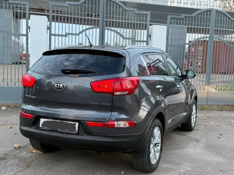 Продам kia sportage 2015 года (рестайлинг) полный привод 4x4 цена 150000 торг ( без дтп родной окрас обслужена от и до. Двигатель работает (идеально) объём - 2.0л. Мотор коробка автомат aisin листает отменно пробег 130 лобовое без трещин, сколов. Круиз-контроль подогрев руля подогрев переднего заднего ряда сидений датчик света дождя задний парктроник камера заднего вида хорошая мультимедиа помощь при спуске все вопросы по телефону +79081827373 феникс +79494737372 - фотография - 4