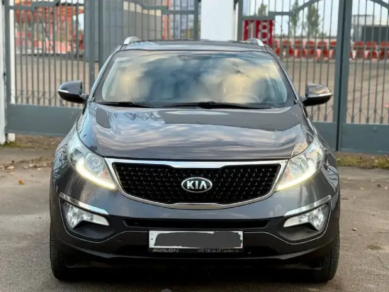 Продам kia sportage 2015 года (рестайлинг) полный привод 4x4 цена 150000 торг ( без дтп родной окрас обслужена от и до. Двигатель работает (идеально) объём - 2.0л. Мотор коробка автомат aisin листает отменно пробег 130 лобовое без трещин, сколов. Круиз-контроль подогрев руля подогрев переднего заднего ряда сидений датчик света дождя задний парктроник камера заднего вида хорошая мультимедиа помощь при спуске все вопросы по телефону +79081827373 феникс +79494737372 - фотография - 5