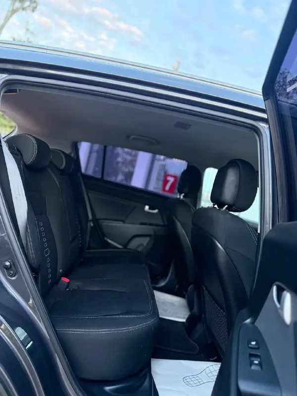 Продам kia sportage 2015 года (рестайлинг) полный привод 4x4 цена 150000 торг ( без дтп родной окрас обслужена от и до. Двигатель работает (идеально) объём - 2.0л. Мотор коробка автомат aisin листает отменно пробег 130 лобовое без трещин, сколов. Круиз-контроль подогрев руля подогрев переднего заднего ряда сидений датчик света дождя задний парктроник камера заднего вида хорошая мультимедиа помощь при спуске все вопросы по телефону +79081827373 феникс +79494737372 - фотография - 9