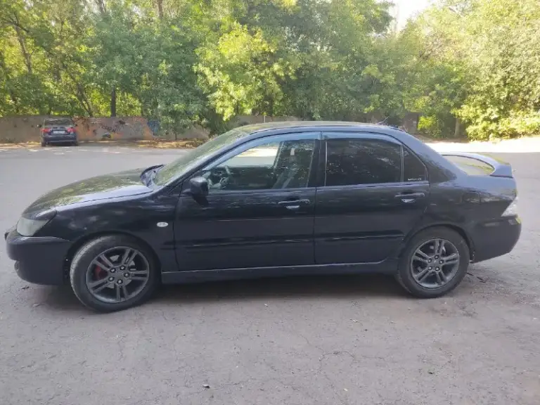 Продам mitsubishi lancer 9 2.0л механика 135 л. С.
Цена: 360 000р ( торг символический)
Год: 2006
Пробег: 295000
Я - владелец с 20г, доки чистые.
10 Тыс. Км назад делал капиталку по стандартным размерам (выработки нет абсолютно).
В машине хороший, приятный салон в алькантаре
Приятная музыка
Гидроусилитель руля
Кондиционер
Подогрев стёкол
Подогрев зеркал
Подогрев передних сидений
Авs
Хороший спортивный выхлоп
Резина : лето r16 литьё mitsubishi ориг. Зима r15 литьё

Из минусов:
Нет ручника
Трещина на лобовом

Г. Донецк
+79495779834 - фотография - 3