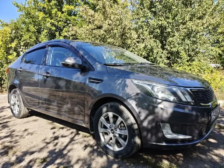 Продам kia rio 2012 года
Не перекуп, личный автомобиль.
Двигатель: 1.6 л
Коробка: автомат
Кузов: седан
Пробег: 144 000 км (родной, любые проверки)
Комплектация: максимальная (prestige)
Автомобиль в отличном состоянии, полностью обслужен и не требует вложений.
Родной окрас, без дтп
Все расходники заменены – масло двс, фильтры, тормозная жидкость, масло
Максимальная комплектация:
Климат-контроль
Обогревы сидений и зеркал
Обогрев руля
Подогрев лобового стекла
Мультируль
Электростеклоподъёмники
Бесключевой доступ
Автозапуск
Led свет на линзах
Handsfree
Сигнализация starline a91
Бортовой компьютер
Usb, aux, bluetooth
2 Смарт ключа
Оригинальные литые диски + штампы на родных колпаках
Резина зима(новая)/лето на дисках
Чистый, ухоженный салон
Ходовая, двигатель и коробка в полном порядке
Надёжный, экономичный, неприхотливый авто
Цена: 1млн
Полный комплект документов, без ограничений и залогов.
Осмотр в (донецк, макеевка)
Звоните или пишите — отвечу на все вопросы: +7 9
📞 Звоните: +7(949)5035309 - фотография - 4