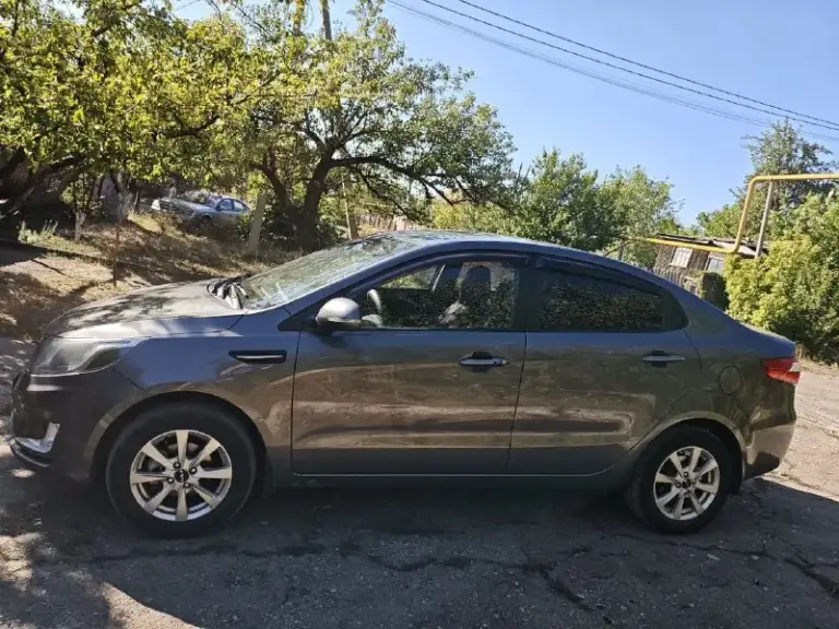 Продам kia rio 2012 года
Не перекуп, личный автомобиль.
Двигатель: 1.6 л
Коробка: автомат
Кузов: седан
Пробег: 144 000 км (родной, любые проверки)
Комплектация: максимальная (prestige)
Автомобиль в отличном состоянии, полностью обслужен и не требует вложений.
Родной окрас, без дтп
Все расходники заменены – масло двс, фильтры, тормозная жидкость, масло
Максимальная комплектация:
Климат-контроль
Обогревы сидений и зеркал
Обогрев руля
Подогрев лобового стекла
Мультируль
Электростеклоподъёмники
Бесключевой доступ
Автозапуск
Led свет на линзах
Handsfree
Сигнализация starline a91
Бортовой компьютер
Usb, aux, bluetooth
2 Смарт ключа
Оригинальные литые диски + штампы на родных колпаках
Резина зима(новая)/лето на дисках
Чистый, ухоженный салон
Ходовая, двигатель и коробка в полном порядке
Надёжный, экономичный, неприхотливый авто
Цена: 1млн
Полный комплект документов, без ограничений и залогов.
Осмотр в (донецк, макеевка)
Звоните или пишите — отвечу на все вопросы: +7 9
📞 Звоните: +7(949)5035309 - фотография - 5