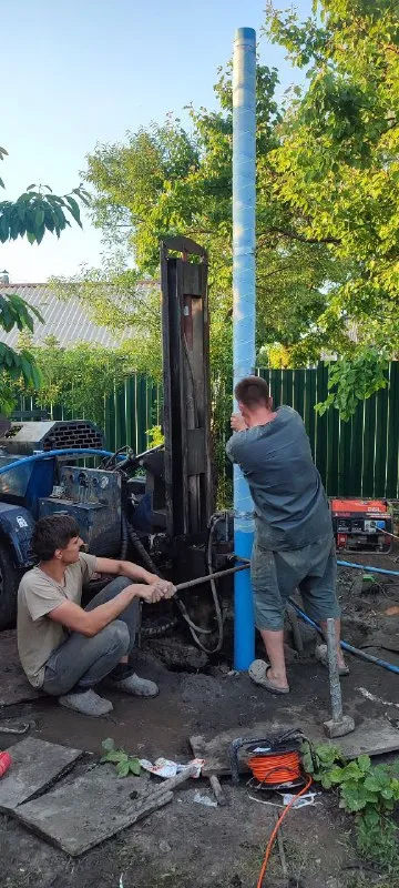 В связи с переходом на другое оборудование продаётся буровая установка 2013г. В.
Двигатель ваз 2106, насос нш 50. 50000км
Достаточно мощная, бурит любые породы. Сам лично бурил на ней 63 метра, мощности хватает, мощности мотопомпы тоже хватает, промывает без проблем.
Установка в хорошем состоянии, обслужена, стоят новые рвд, новый насос гидросила. Стоит на днр учëте, как буровая установка.
Продажа с полным комплектом для работы, штанги на 65 метров, насосы (2 фекальных, 1 для перекачки воды ), ключи для штанг и обсадки, ëмкости, буровая мотопомпа, 100 метров пнд трубы для прокачки скважины. Возможна продажа с мощным прицепом, категории в, и с автомобилем, который всë это тягает.
Если надо покажу как на ней работать.
Цена за комплект установка+ оборудование 750т рублей возможен обоснованный торг
+79493547710
📲 Tg: @batya0072
📞 Звоните: +7(949)3547710 - фотография - 2