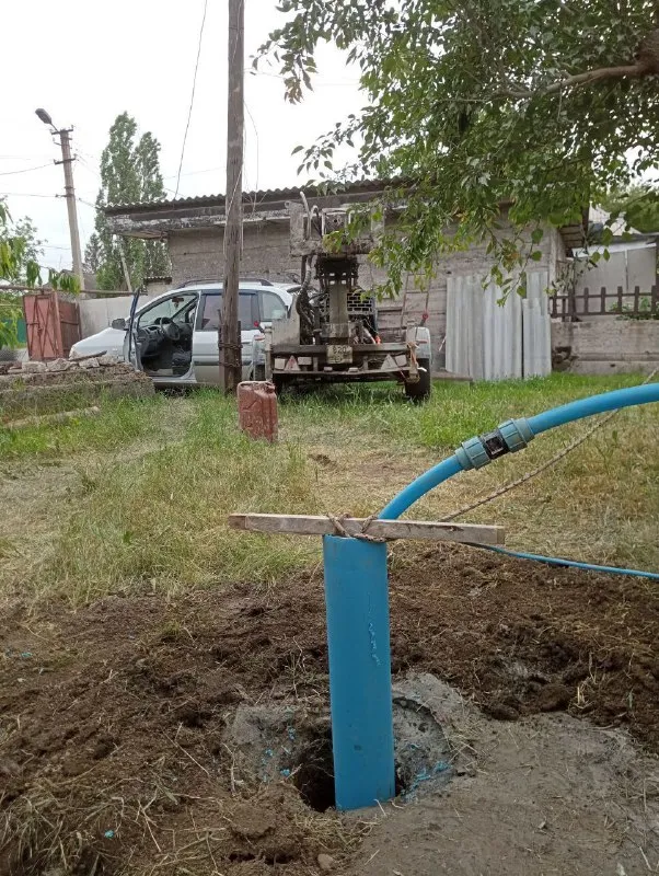 В связи с переходом на другое оборудование продаётся буровая установка 2013г. В.
Двигатель ваз 2106, насос нш 50. 50000км
Достаточно мощная, бурит любые породы. Сам лично бурил на ней 63 метра, мощности хватает, мощности мотопомпы тоже хватает, промывает без проблем.
Установка в хорошем состоянии, обслужена, стоят новые рвд, новый насос гидросила. Стоит на днр учëте, как буровая установка.
Продажа с полным комплектом для работы, штанги на 65 метров, насосы (2 фекальных, 1 для перекачки воды ), ключи для штанг и обсадки, ëмкости, буровая мотопомпа, 100 метров пнд трубы для прокачки скважины. Возможна продажа с мощным прицепом, категории в, и с автомобилем, который всë это тягает.
Если надо покажу как на ней работать.
Цена за комплект установка+ оборудование 750т рублей возможен обоснованный торг
+79493547710
📲 Tg: @batya0072
📞 Звоните: +7(949)3547710 - фотография - 4