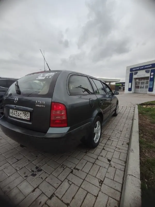 Продам skoda октавия тур универсал 2004 г. Мотор 2.0 бензин(150л. С), мкпп, пробег 301900,машиной владею с 2021 года, по авто :новая рулевая рейка, вырезан каталик(отшит), ходовка пересыпана, на 265000 откапитален двигатель,   новый акб, климат работает идеально, кондер заправлен, гур, абс, asr, подогрев передних сидений, стеклоподъёмники в круг
Отдам комплект штампов с зимой лысой, по резине лето норм на сезон смело, есть ещё две зимы в норм. Состоянии можно назад кинуть
По кузову:кузов оцинкован в заводской обработке, на гниль и намёков нет
Из косяков:потолок в салоне, глушитель
Хороший семейный автомобиль, ни разу не подводил, осмотр киевский район(район донецк сити) после 16-00
Цена:470 000
+79493519532 Звоните
📞 Звоните: +7(949)3519532 - фотография - 3
