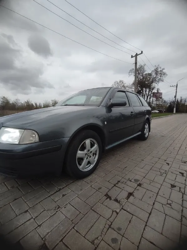 Продам skoda октавия тур универсал 2004 г. Мотор 2.0 бензин(150л. С), мкпп, пробег 301900,машиной владею с 2021 года, по авто :новая рулевая рейка, вырезан каталик(отшит), ходовка пересыпана, на 265000 откапитален двигатель,   новый акб, климат работает идеально, кондер заправлен, гур, абс, asr, подогрев передних сидений, стеклоподъёмники в круг
Отдам комплект штампов с зимой лысой, по резине лето норм на сезон смело, есть ещё две зимы в норм. Состоянии можно назад кинуть
По кузову:кузов оцинкован в заводской обработке, на гниль и намёков нет
Из косяков:потолок в салоне, глушитель
Хороший семейный автомобиль, ни разу не подводил, осмотр киевский район(район донецк сити) после 16-00
Цена:470 000
+79493519532 Звоните
📞 Звоните: +7(949)3519532 - фотография - 4